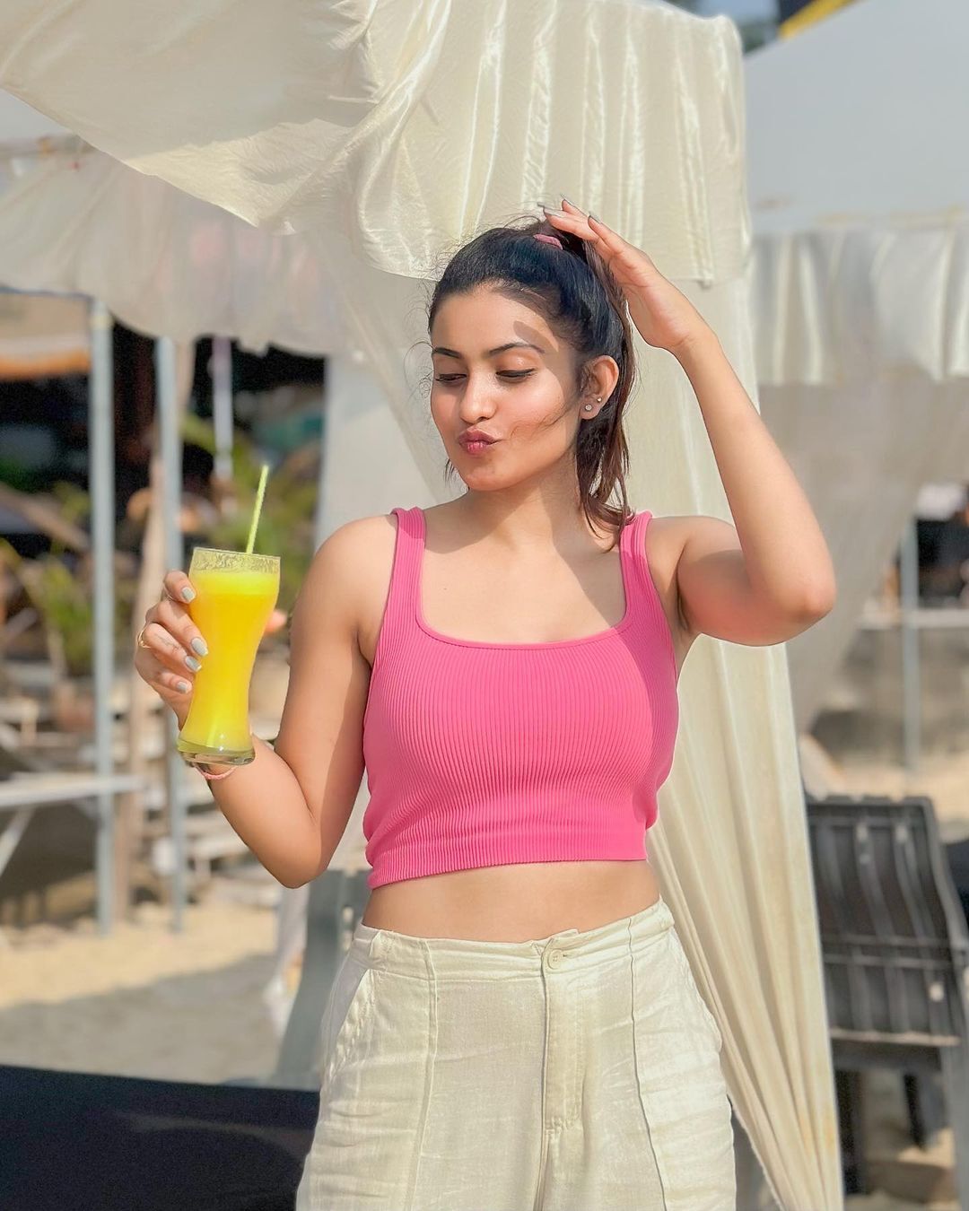 కవ్వించే అందాలతో కుర్రకారును చిత్తు చేస్తున్న దీపికా పిల్లి.