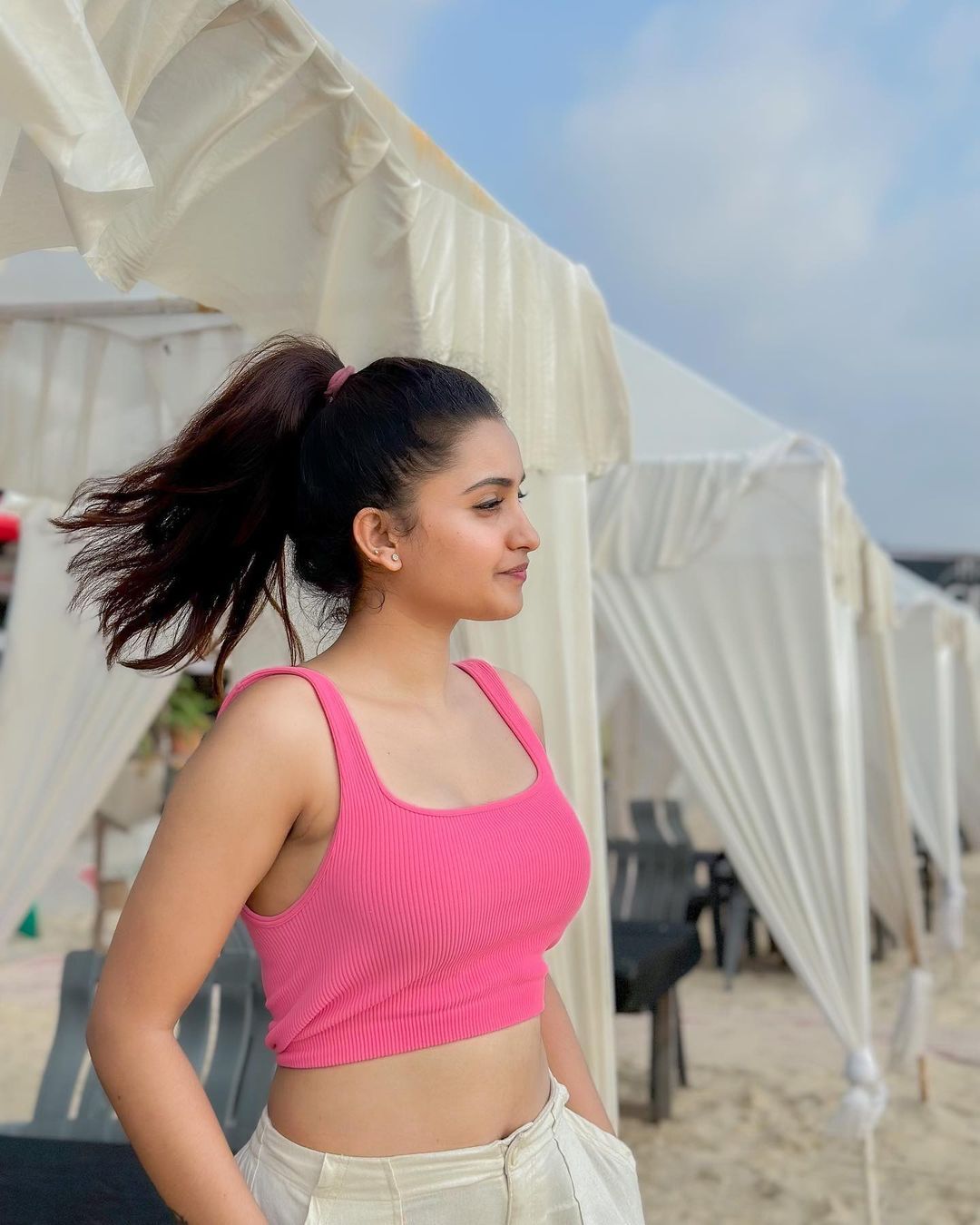 కవ్వించే అందాలతో కుర్రకారును చిత్తు చేస్తున్న దీపికా పిల్లి.