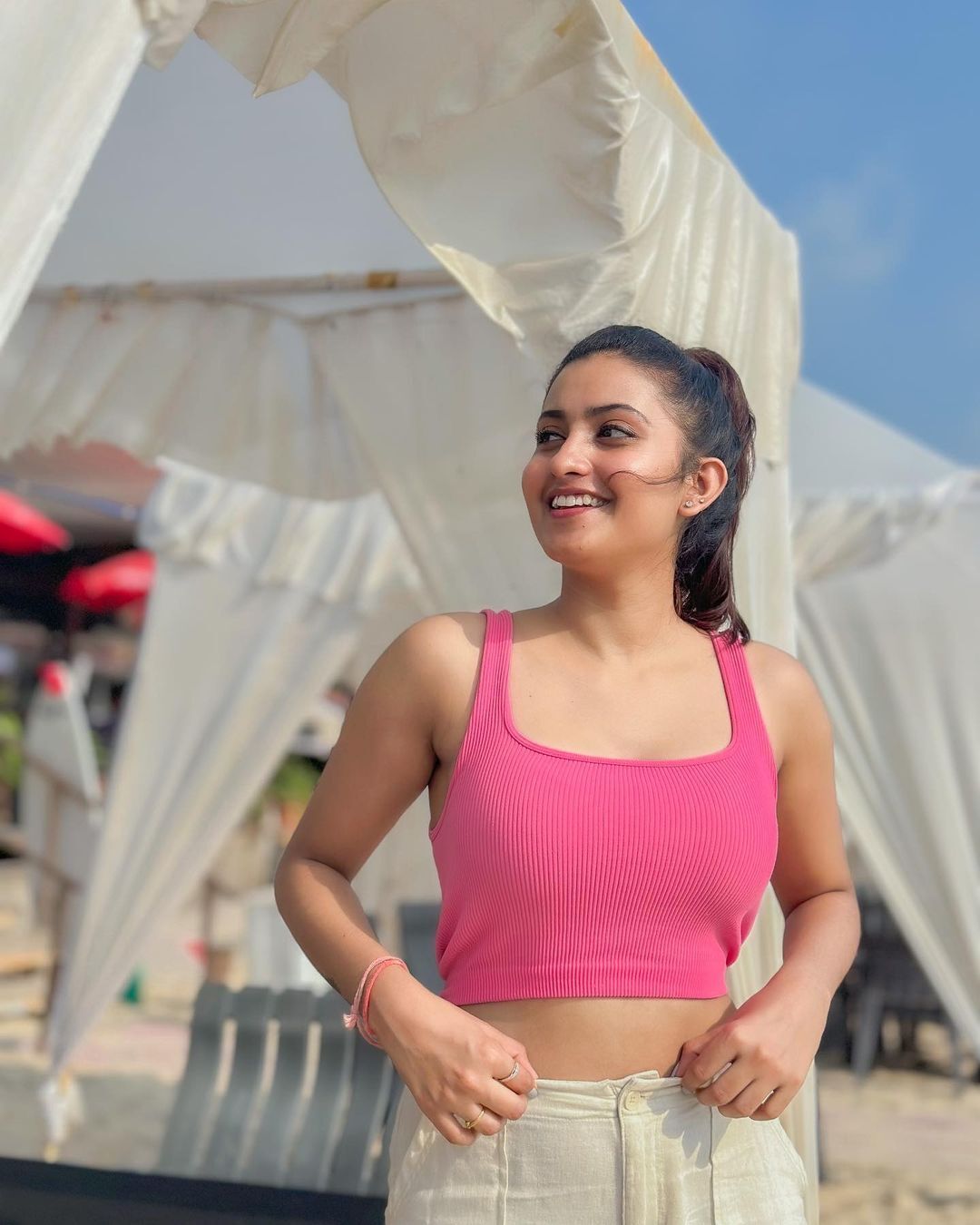 కవ్వించే అందాలతో కుర్రకారును చిత్తు చేస్తున్న దీపికా పిల్లి.