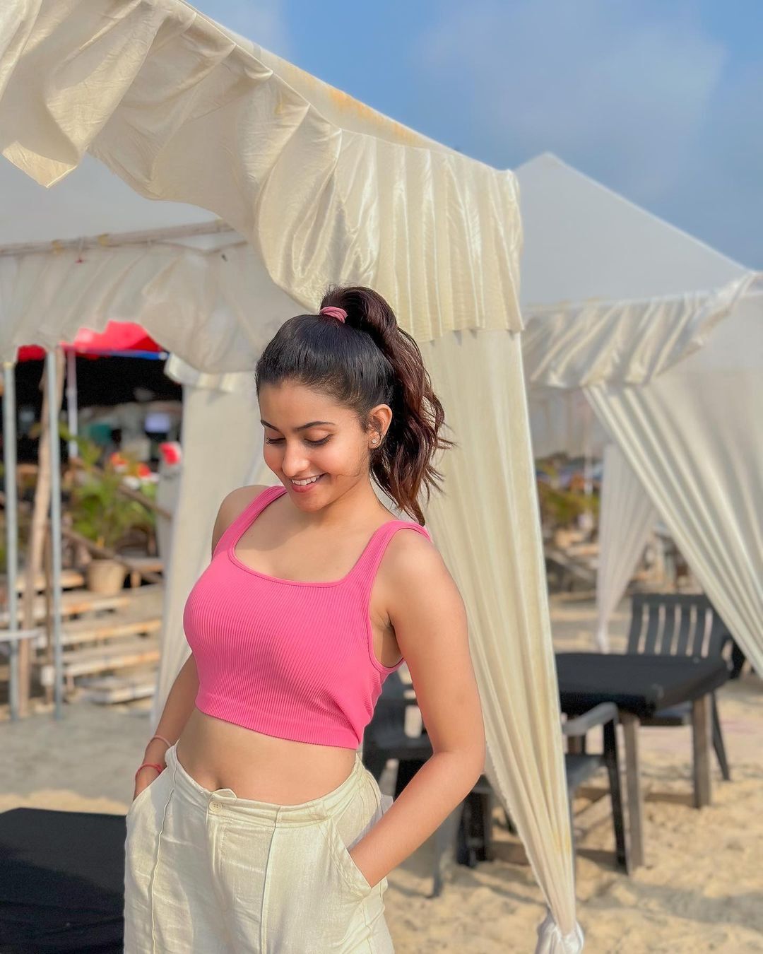 కవ్వించే అందాలతో కుర్రకారును చిత్తు చేస్తున్న దీపికా పిల్లి.