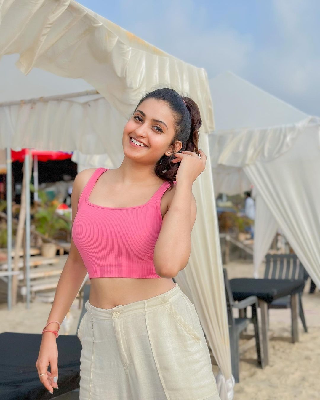 కవ్వించే అందాలతో కుర్రకారును చిత్తు చేస్తున్న దీపికా పిల్లి.