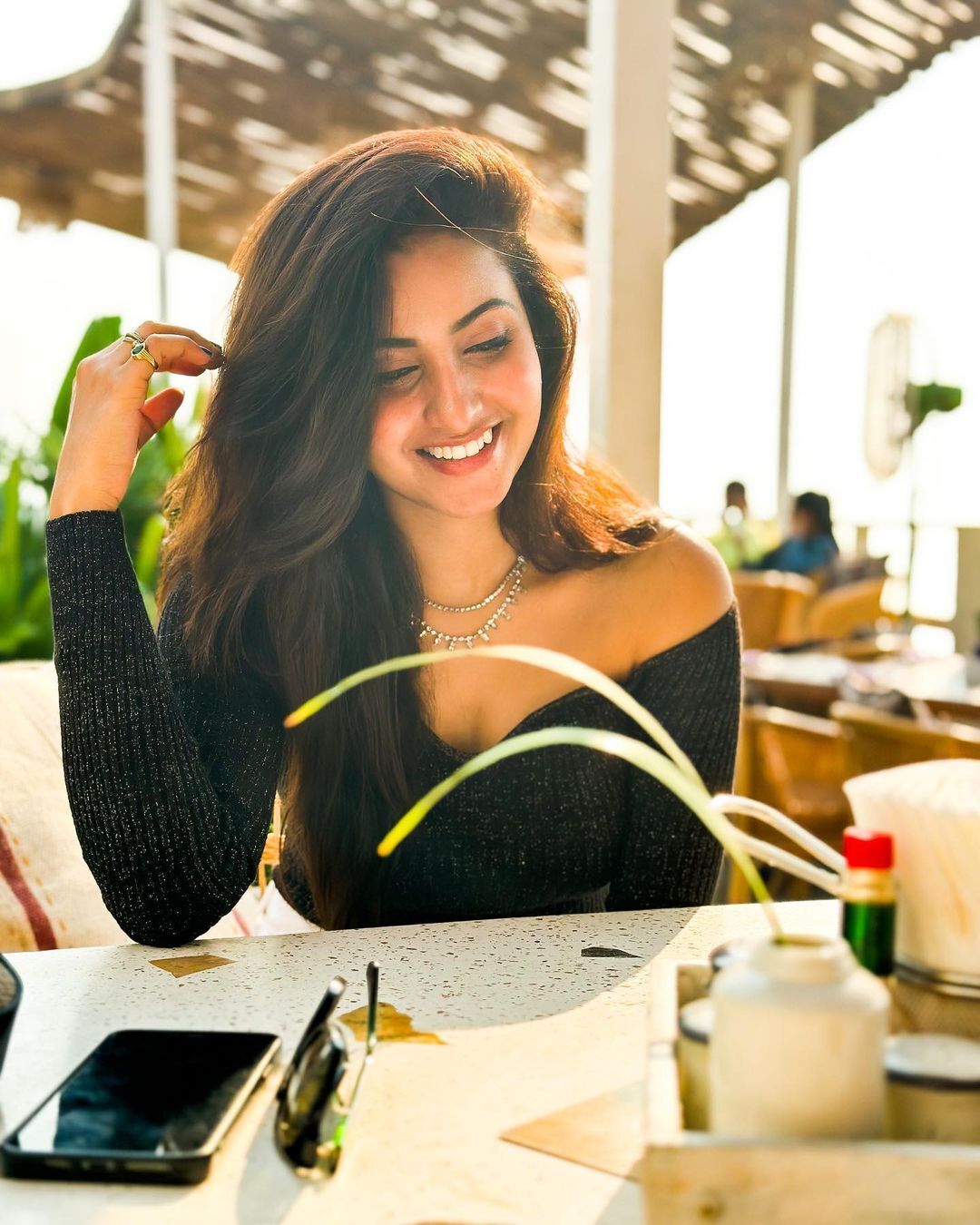 కవ్వించే అందాలతో కుర్రకారును చిత్తు చేస్తున్న దీపికా పిల్లి.