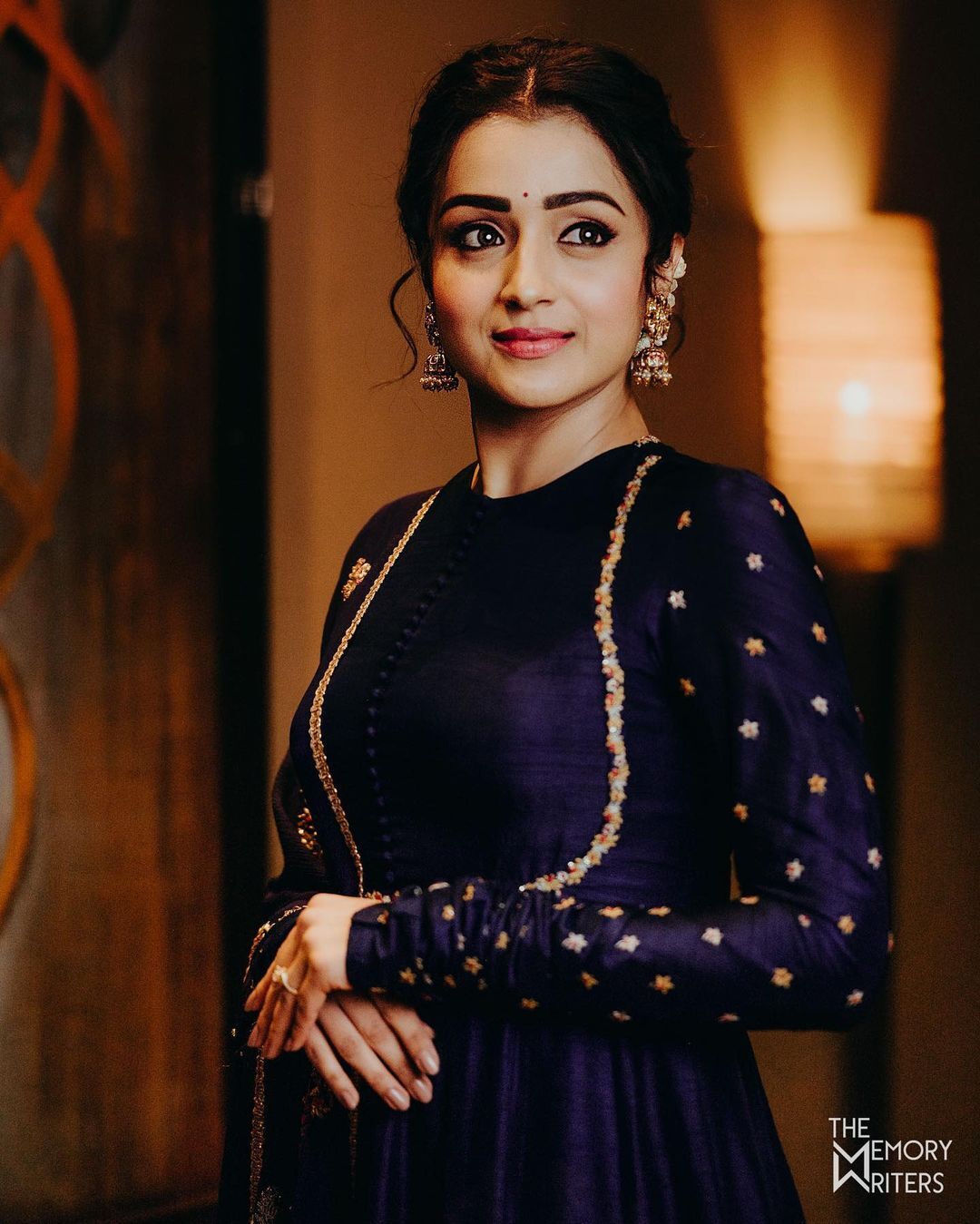 కవ్వించే అందాలతో కుర్రకారు హృదయాలను కొల్లగొట్టేస్తున్న త్రిష కృష్ణన్.