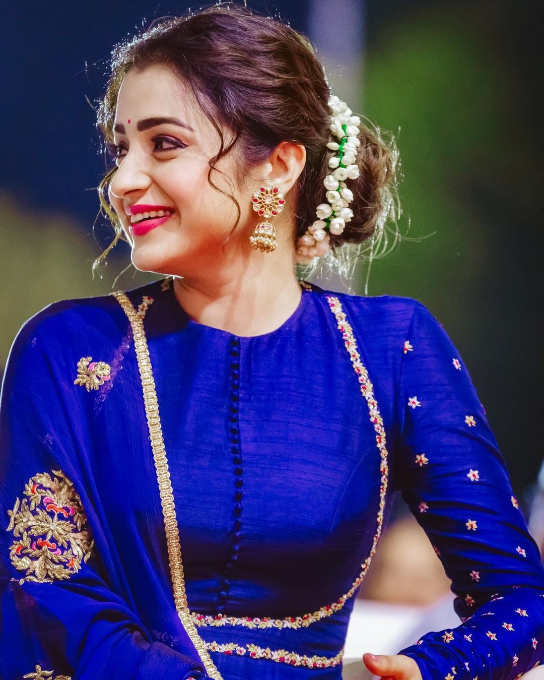 కవ్వించే అందాలతో కుర్రకారు హృదయాలను కొల్లగొట్టేస్తున్న త్రిష కృష్ణన్.