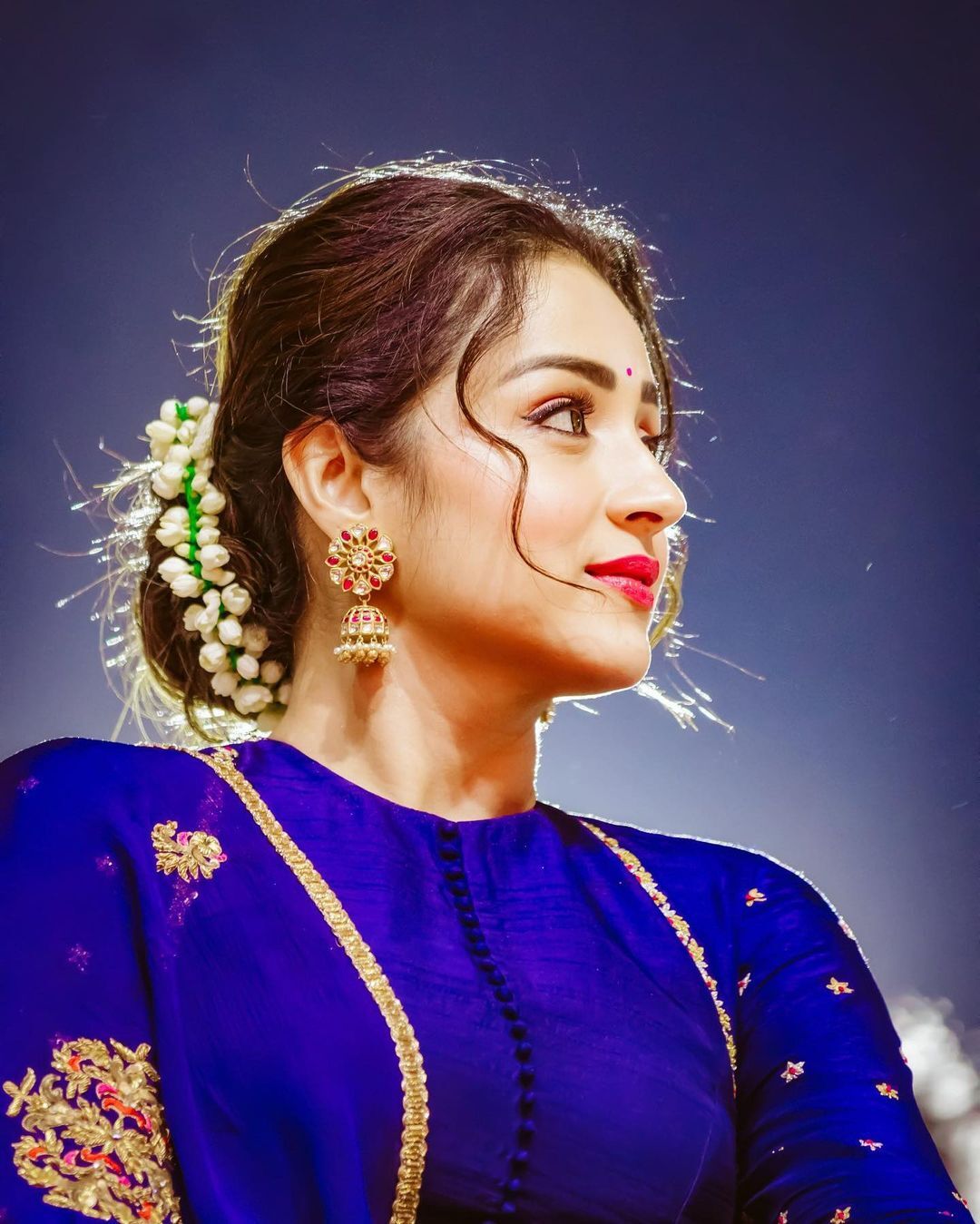కవ్వించే అందాలతో కుర్రకారు హృదయాలను కొల్లగొట్టేస్తున్న త్రిష కృష్ణన్.