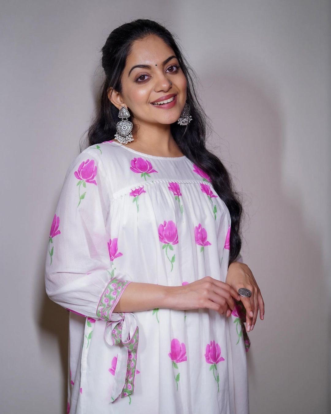 Ahaana Krishna: ഇത് 'അടി'യല്ല, അടിപൊളി.... സൂപ്പർ ലുക്കിൽ അഹാന കൃഷ്ണ; പുത്തൻ സിനിമയുടെ പ്രമോഷണൽ ചടങ്ങിൽ തിളങ്ങി താരപുത്രി