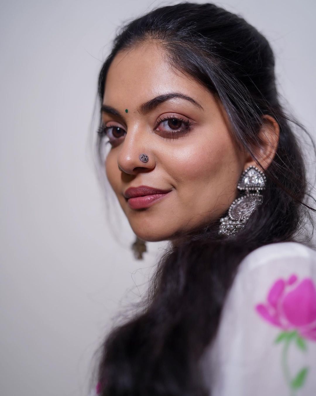 Ahaana Krishna: ഇത് 'അടി'യല്ല, അടിപൊളി.... സൂപ്പർ ലുക്കിൽ അഹാന കൃഷ്ണ; പുത്തൻ സിനിമയുടെ പ്രമോഷണൽ ചടങ്ങിൽ തിളങ്ങി താരപുത്രി