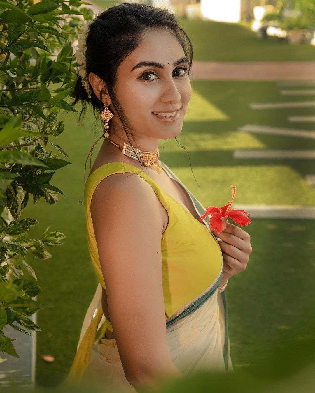 Deepti Sati: ഈദ് ഗ്ലാമറസാക്കി ദീപ്തി സതി... സോഷ്യൽ മീഡിയയിൽ തരംഗമായി മോളിവുഡ് സുന്ദരിയുടെ കലക്കൻ ചിത്രങ്ങൾ