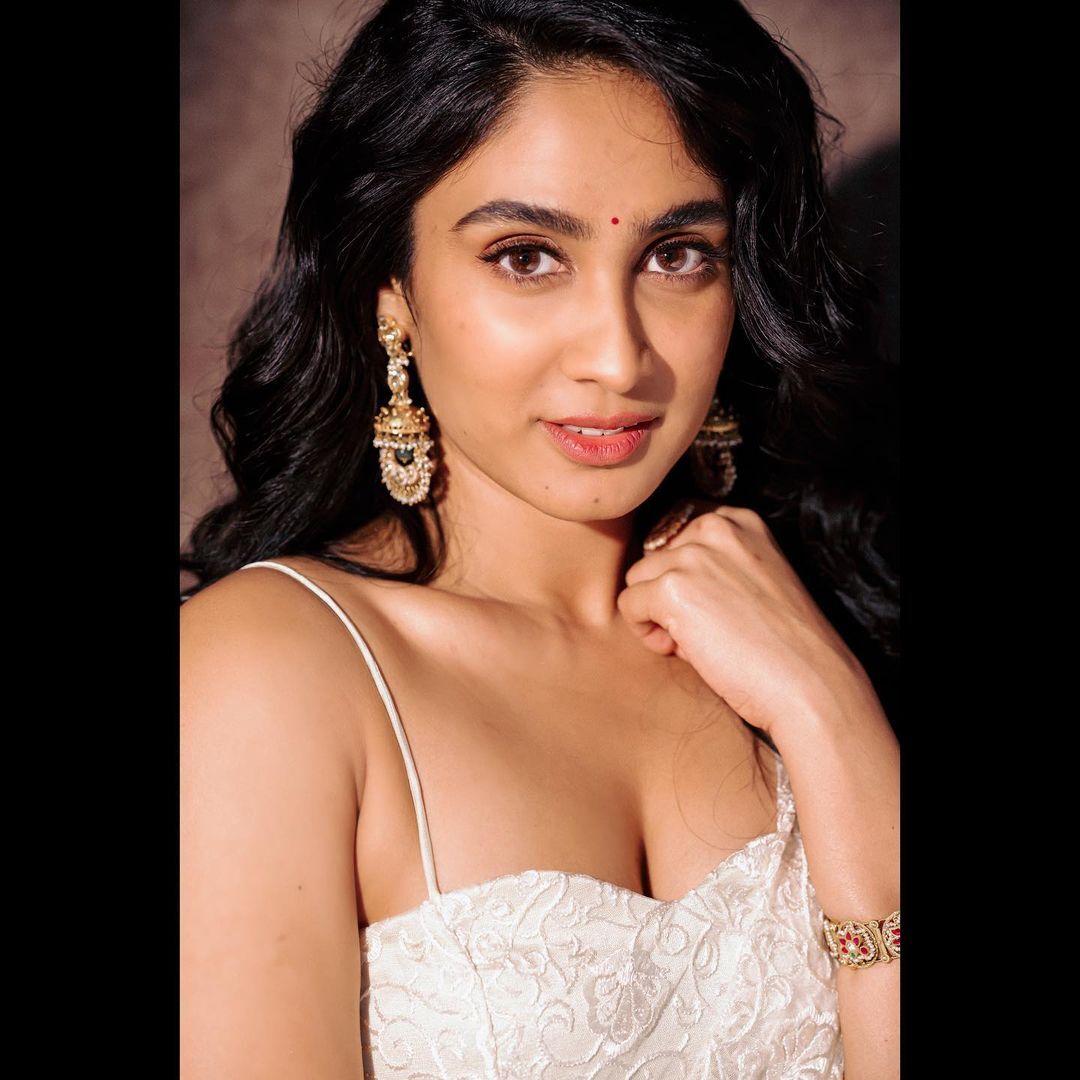 Deepti Sati: ഈദ് ഗ്ലാമറസാക്കി ദീപ്തി സതി... സോഷ്യൽ മീഡിയയിൽ തരംഗമായി മോളിവുഡ് സുന്ദരിയുടെ കലക്കൻ ചിത്രങ്ങൾ