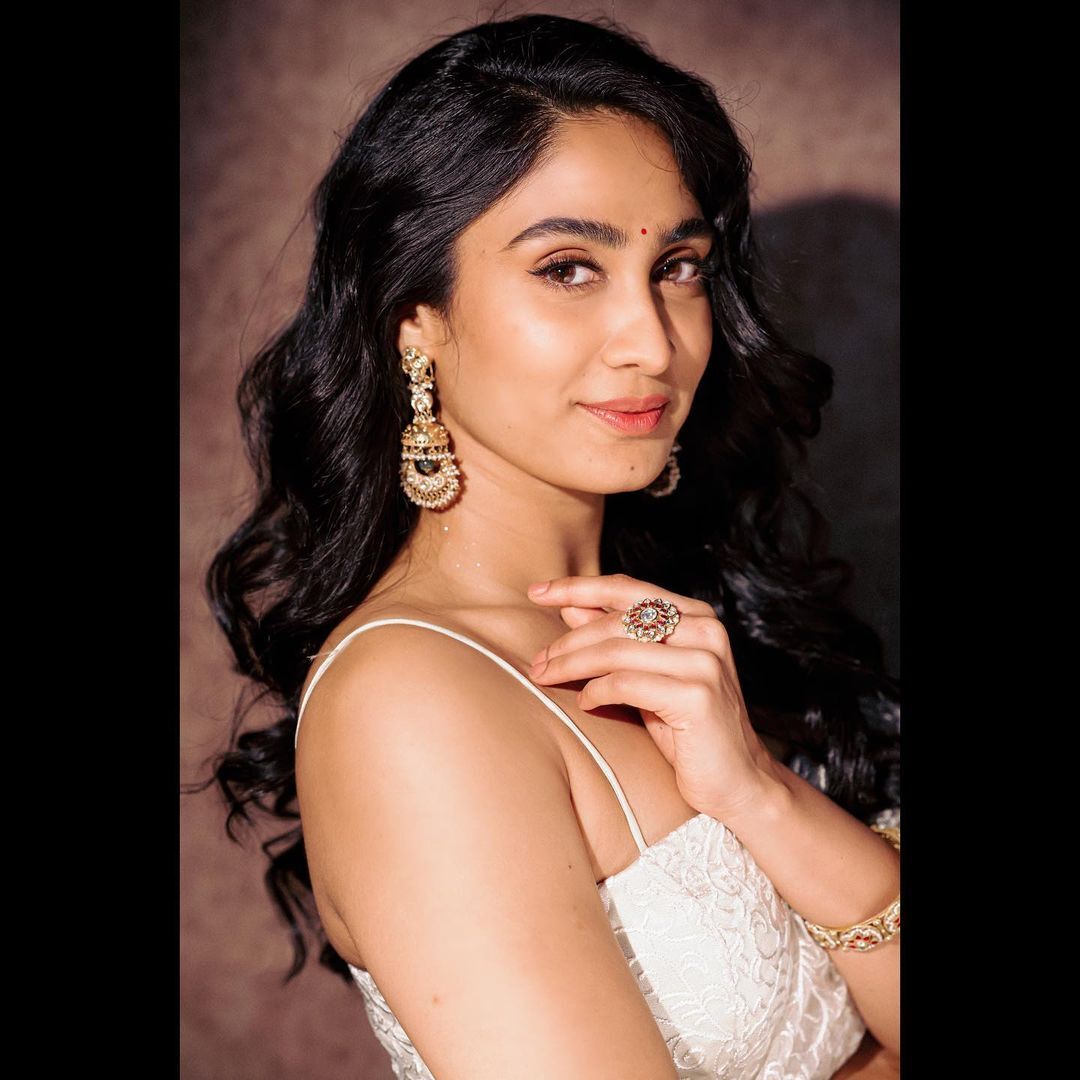 Deepti Sati: ഈദ് ഗ്ലാമറസാക്കി ദീപ്തി സതി... സോഷ്യൽ മീഡിയയിൽ തരംഗമായി മോളിവുഡ് സുന്ദരിയുടെ കലക്കൻ ചിത്രങ്ങൾ