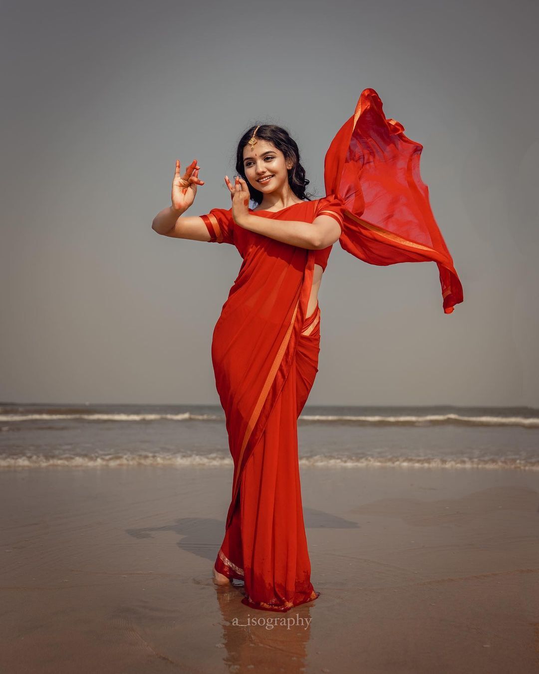 Mamitha Baiju: വിഷു ചുവപ്പിച്ച് മമിത ബൈജു... സാരിയിൽ കടൽ തീരത്ത് ചുവടുവച്ച് മോളിവുഡ് സുന്ദരി, ചിത്രങ്ങൾ കാണാം