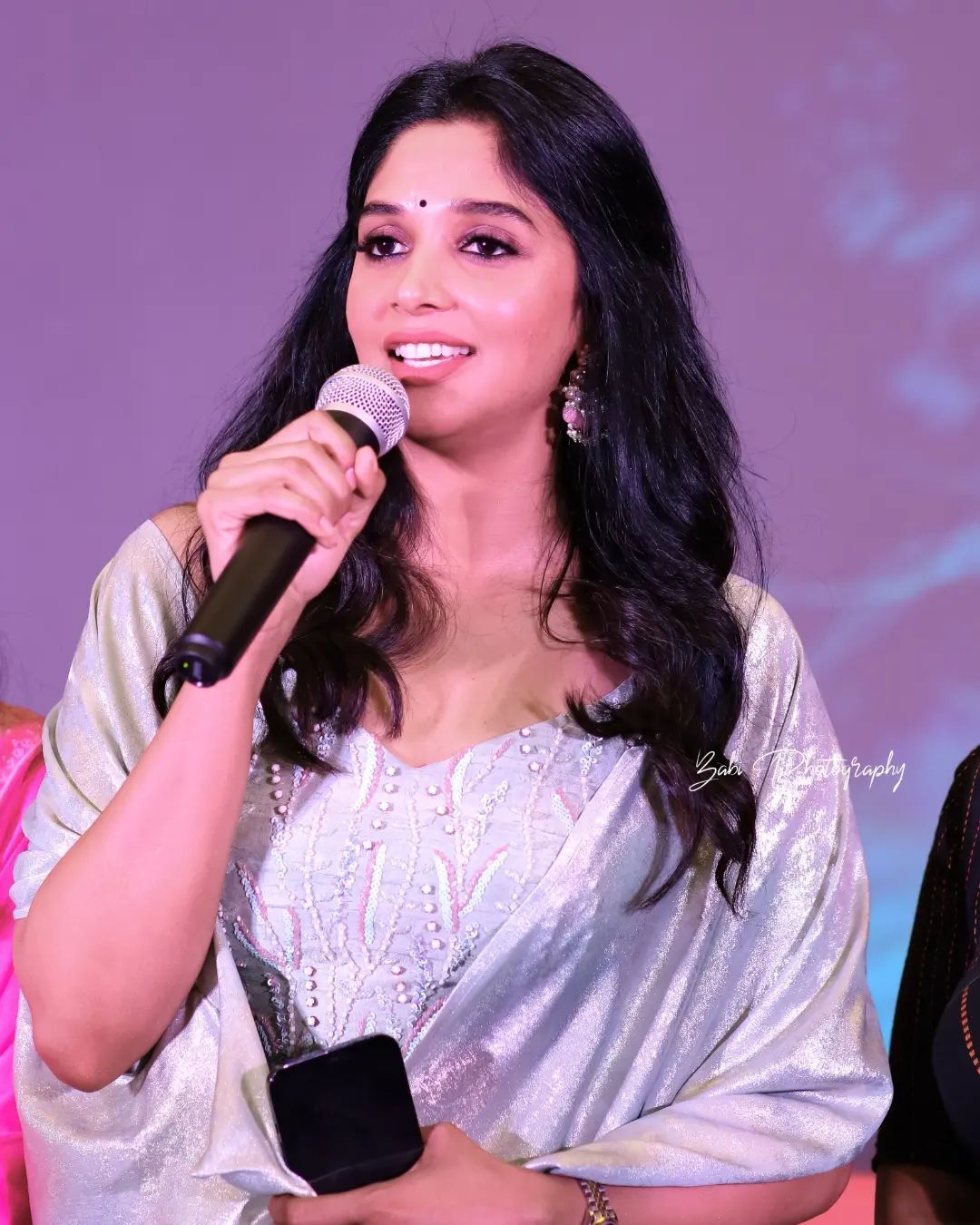 Nyla Usha: പൊളി ലുക്കിൽ നൈല ഉഷ... 'ആന്റണി' ലോഞ്ച് ഇവന്റിൽ തിളങ്ങി മോളിവുഡ് സുന്ദരി, ചിത്രങ്ങൾ കാണാം