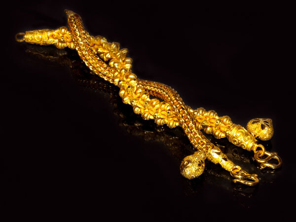 Astro Tips: പുരുഷന്‍മാര്‍ ഏത് കൈയിലാണ് സ്വര്‍ണമോതിരം ധരിക്കേണ്ടത്..? സ്വര്‍ണത്തിന് പിന്നിലെ ജ്യോതിഷം ഇത്