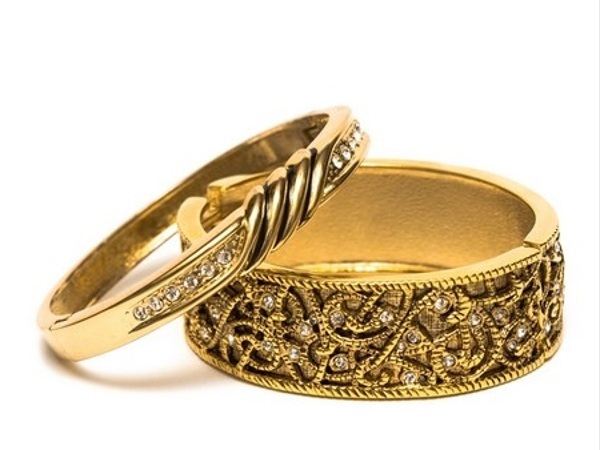 Astro Tips: പുരുഷന്‍മാര്‍ ഏത് കൈയിലാണ് സ്വര്‍ണമോതിരം ധരിക്കേണ്ടത്..? സ്വര്‍ണത്തിന് പിന്നിലെ ജ്യോതിഷം ഇത്