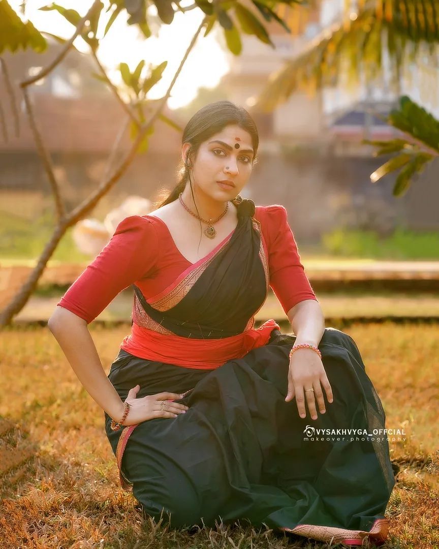 Swasika: സാരിയിൽ പൊളി ലുക്കുമായി സ്വാസിക... ചുവപ്പിൽ ആരാധകരുടെ മനം മയക്കി ചതുരം നായിക, ചിത്രങ്ങൾ കാണാം