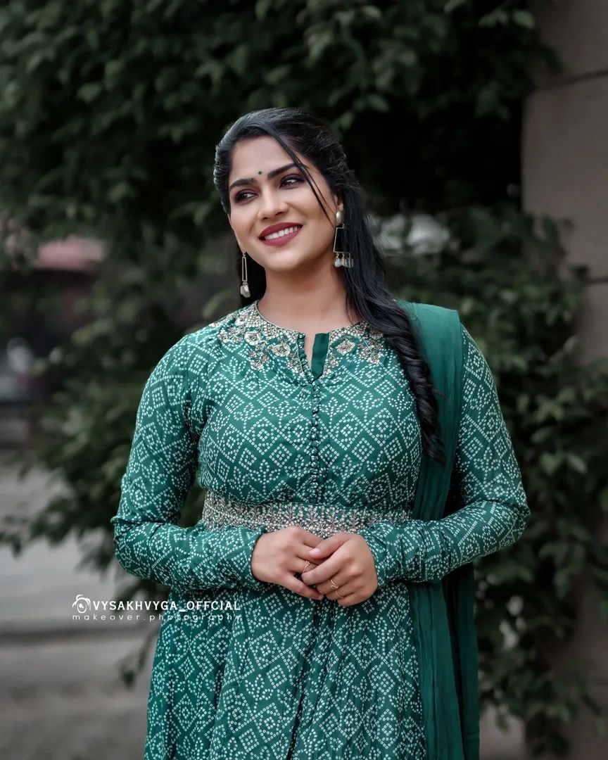 Swasika: സാരിയിൽ പൊളി ലുക്കുമായി സ്വാസിക... ചുവപ്പിൽ ആരാധകരുടെ മനം മയക്കി ചതുരം നായിക, ചിത്രങ്ങൾ കാണാം