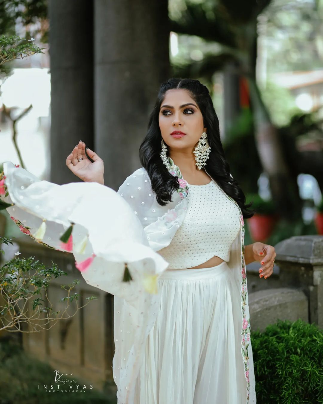 Swasika: സാരിയിൽ പൊളി ലുക്കുമായി സ്വാസിക... ചുവപ്പിൽ ആരാധകരുടെ മനം മയക്കി ചതുരം നായിക, ചിത്രങ്ങൾ കാണാം