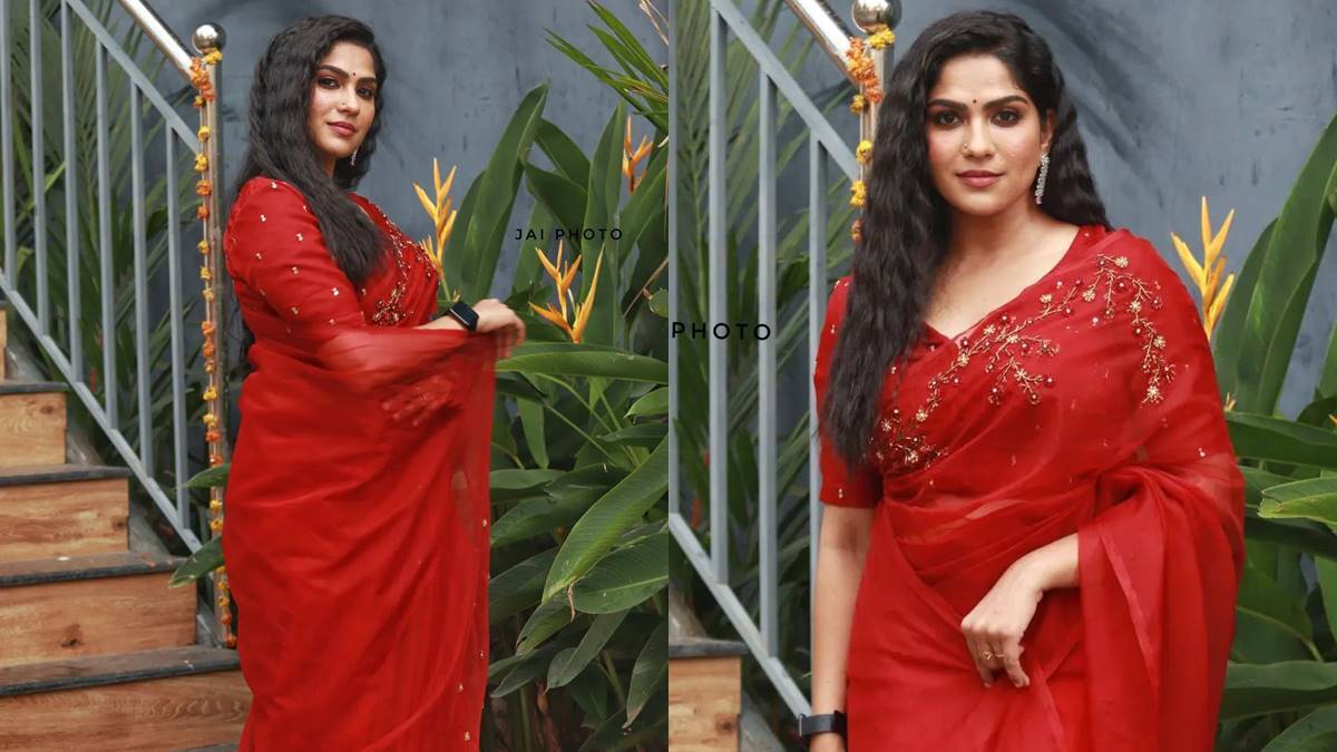 Swasika: സാരിയിൽ പൊളി ലുക്കുമായി സ്വാസിക... ചുവപ്പിൽ ആരാധകരുടെ മനം മയക്കി ചതുരം നായിക, ചിത്രങ്ങൾ കാണാം