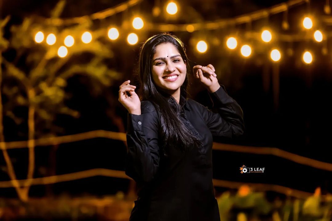 Swasika: സാരിയിൽ പൊളി ലുക്കുമായി സ്വാസിക... ചുവപ്പിൽ ആരാധകരുടെ മനം മയക്കി ചതുരം നായിക, ചിത്രങ്ങൾ കാണാം