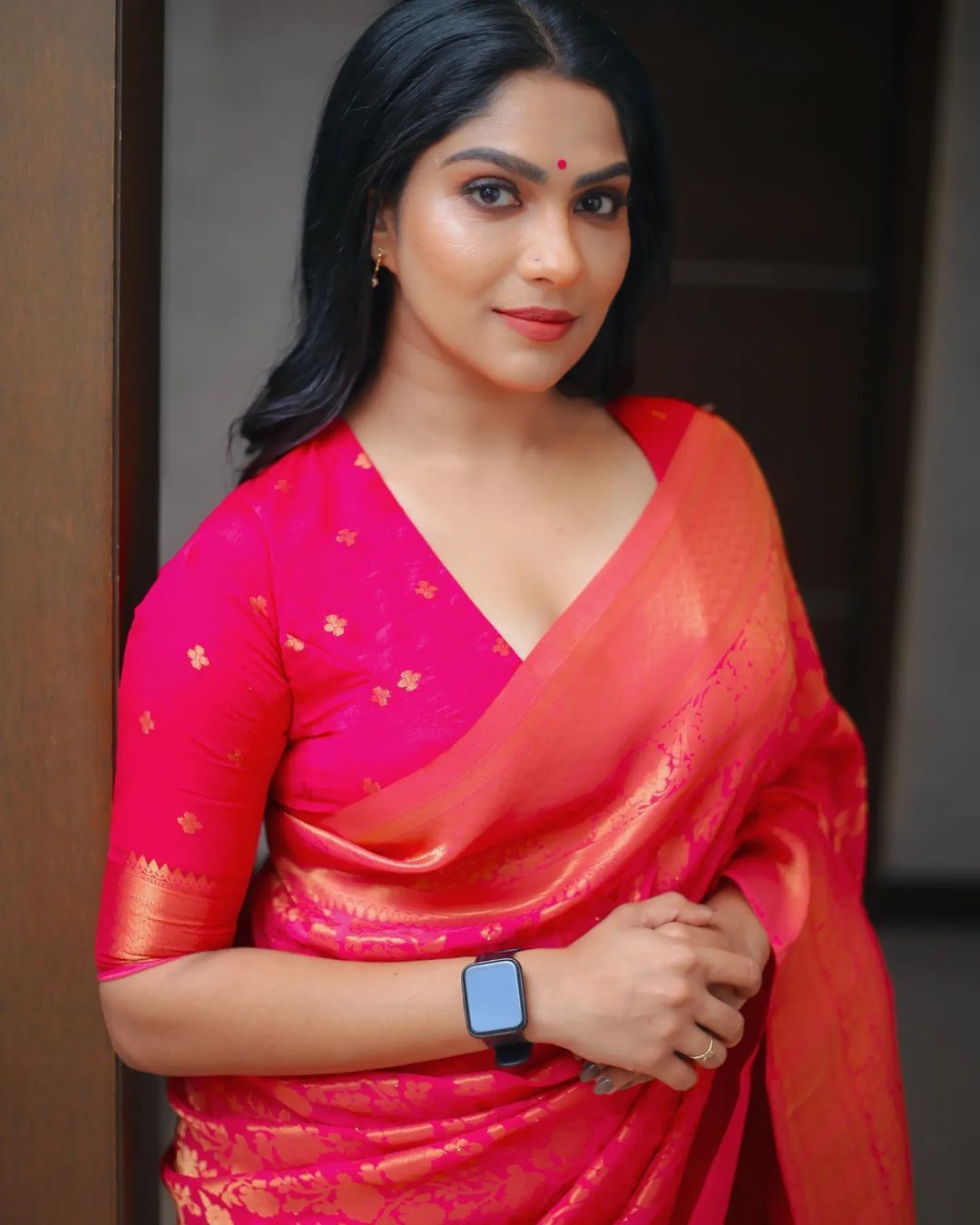 Swasika: സാരിയിൽ പൊളി ലുക്കുമായി സ്വാസിക... ചുവപ്പിൽ ആരാധകരുടെ മനം മയക്കി ചതുരം നായിക, ചിത്രങ്ങൾ കാണാം