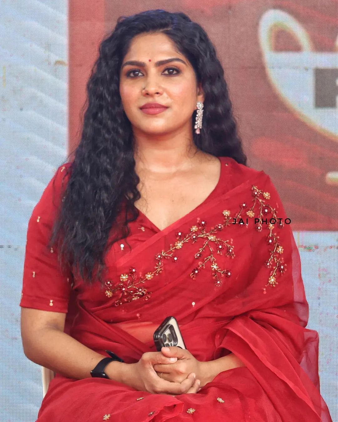 Swasika: സാരിയിൽ പൊളി ലുക്കുമായി സ്വാസിക... ചുവപ്പിൽ ആരാധകരുടെ മനം മയക്കി ചതുരം നായിക, ചിത്രങ്ങൾ കാണാം