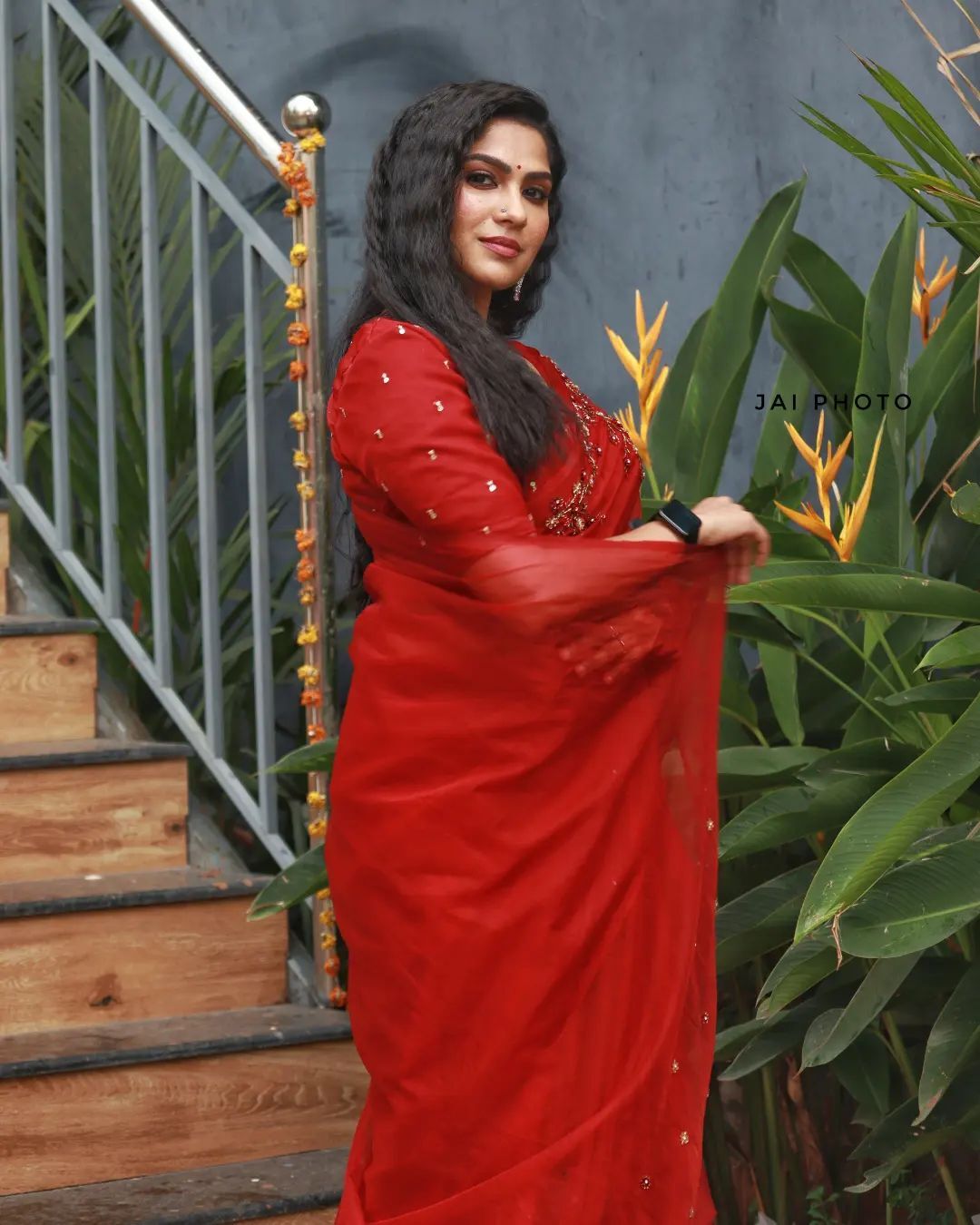 Swasika: സാരിയിൽ പൊളി ലുക്കുമായി സ്വാസിക... ചുവപ്പിൽ ആരാധകരുടെ മനം മയക്കി ചതുരം നായിക, ചിത്രങ്ങൾ കാണാം