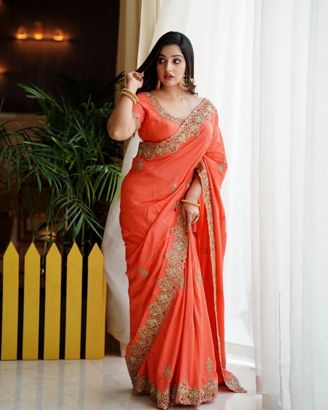 Malavika Menon: സാരിയിൽ പൊളി ലുക്കുമായി മാളവിക മേനോൻ... 'ജനപ്രിയ നടി'യായി മോളിവുഡ് സുന്ദരി, ചിത്രങ്ങൾ കാണാം