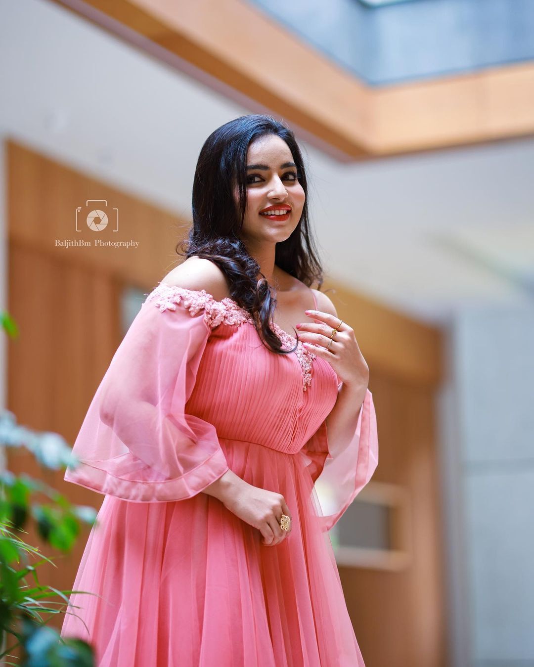 Malavika Menon: സാരിയിൽ പൊളി ലുക്കുമായി മാളവിക മേനോൻ... 'ജനപ്രിയ നടി'യായി മോളിവുഡ് സുന്ദരി, ചിത്രങ്ങൾ കാണാം