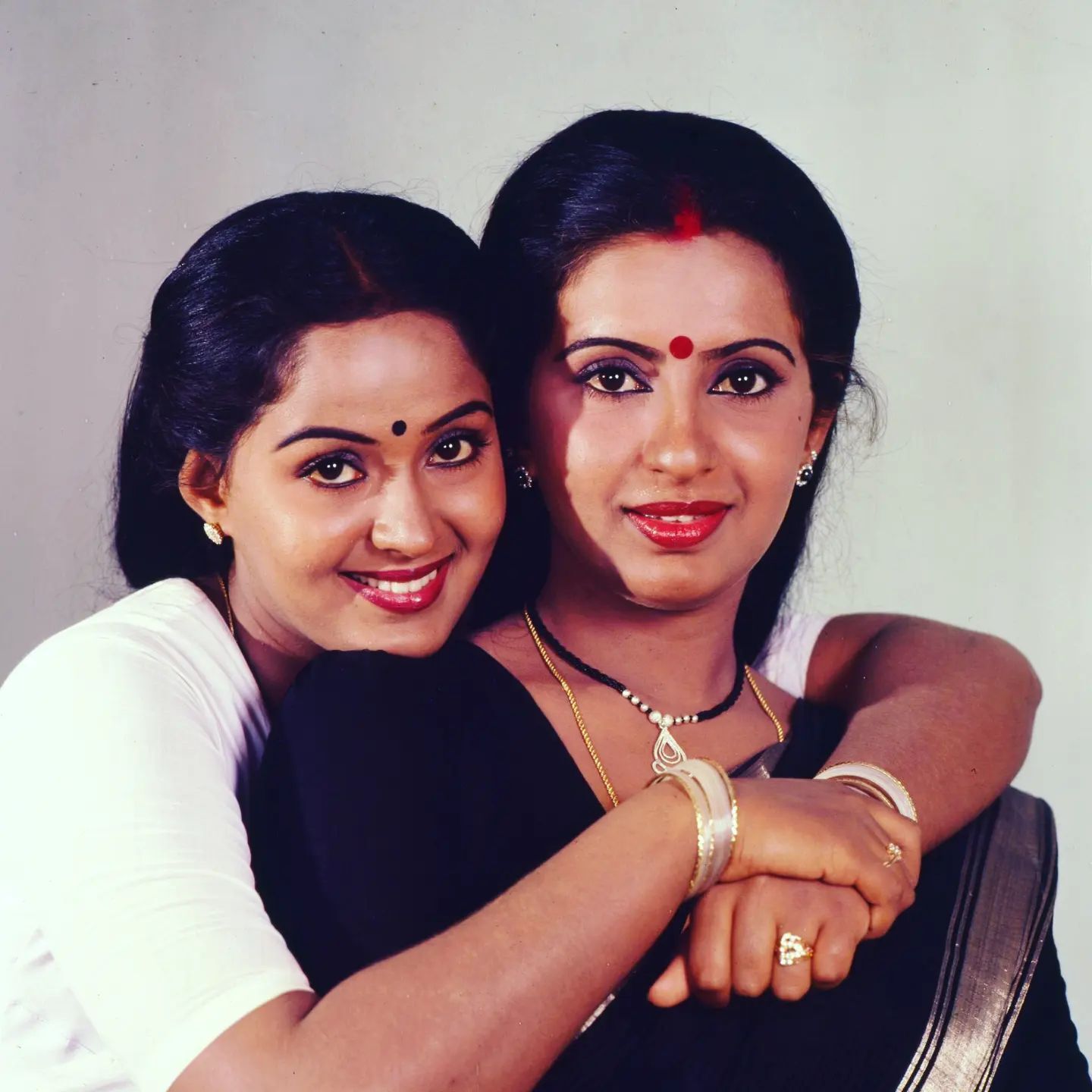 PHOTOS : 32 ஆண்டுகளுக்கு முன் ஜோராக நடைபெற்ற ராதாவின் திருமணம்.. யாரெல்லாம் கலந்துக்கிட்டாங்க பாருங்க! 