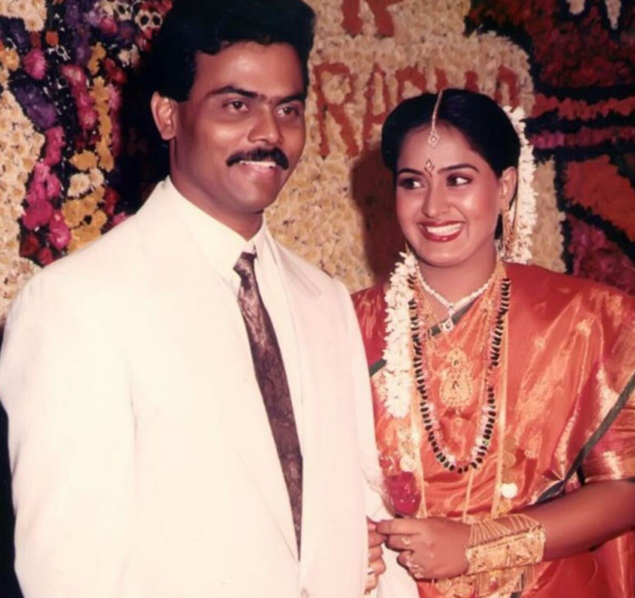PHOTOS : 32 ஆண்டுகளுக்கு முன் ஜோராக நடைபெற்ற ராதாவின் திருமணம்.. யாரெல்லாம் கலந்துக்கிட்டாங்க பாருங்க! 