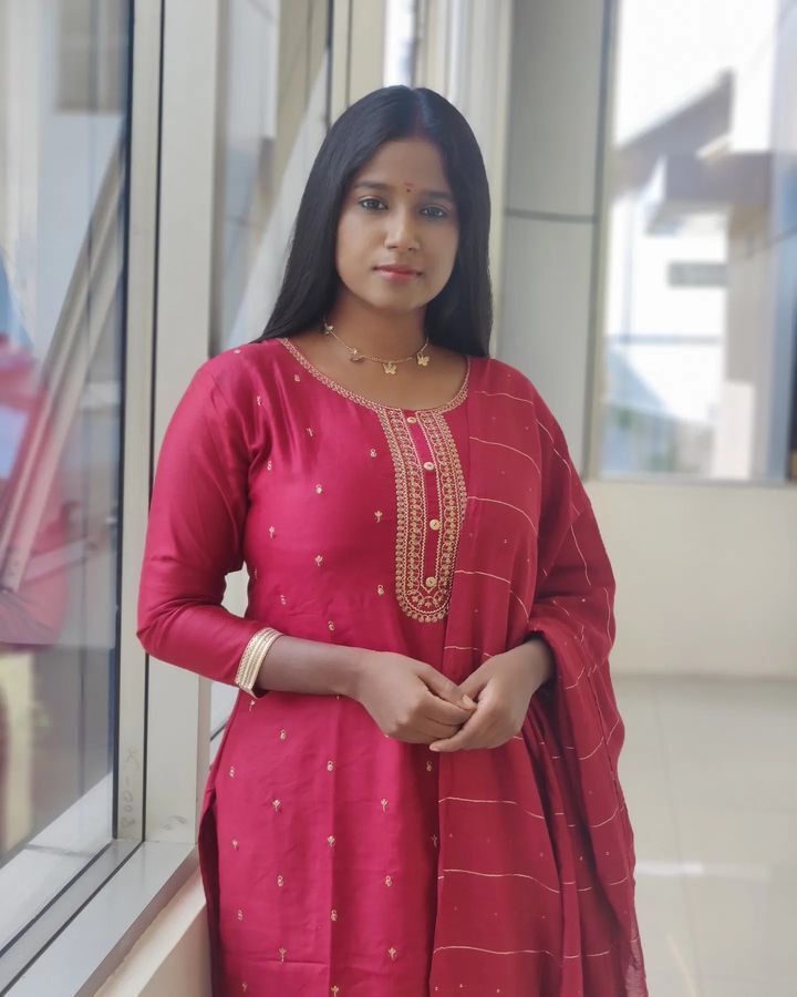 PHOTOS : சுந்தரி சீரியல் நடிகையா இவங்க? ஏங்கவைக்கும் அழகில் கேப்ரியல்லா செல்லஸ்.. 