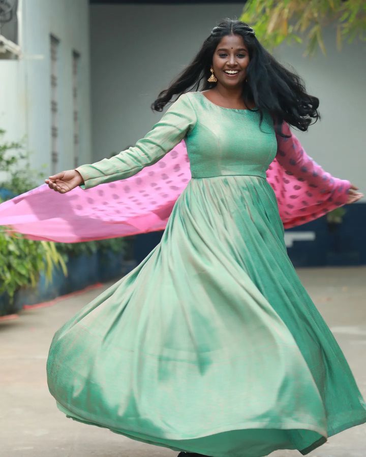 PHOTOS : சுந்தரி சீரியல் நடிகையா இவங்க? ஏங்கவைக்கும் அழகில் கேப்ரியல்லா செல்லஸ்.. 