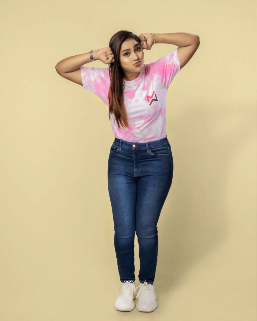 PHOTOS : நடிகை மைனா நந்தினியின் லேட்டஸ்ட் அழகிய புகைப்படங்கள்.. 