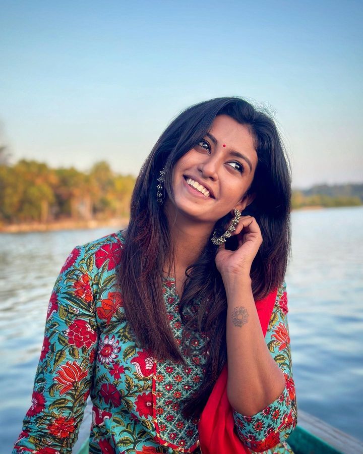 Roshini Ravi PHOTOS : அட நம்ம ரோஷ்னியா இது? சேலையில் சூப்பர் லுக்.. ரசிகர்களை ...