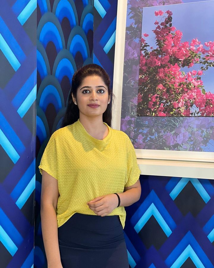 PHOTOS : ருத்ரன் பட நடிகையா இவங்க? வைரலாகும் சாம்பவியின் லேட்டஸ்ட் இன்ஸ்டா புகைப்படங்கள்.. 