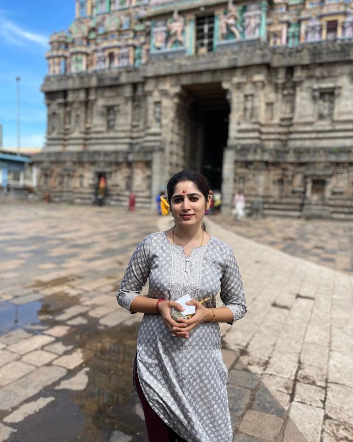 PHOTOS : ருத்ரன் பட நடிகையா இவங்க? வைரலாகும் சாம்பவியின் லேட்டஸ்ட் இன்ஸ்டா புகைப்படங்கள்.. 