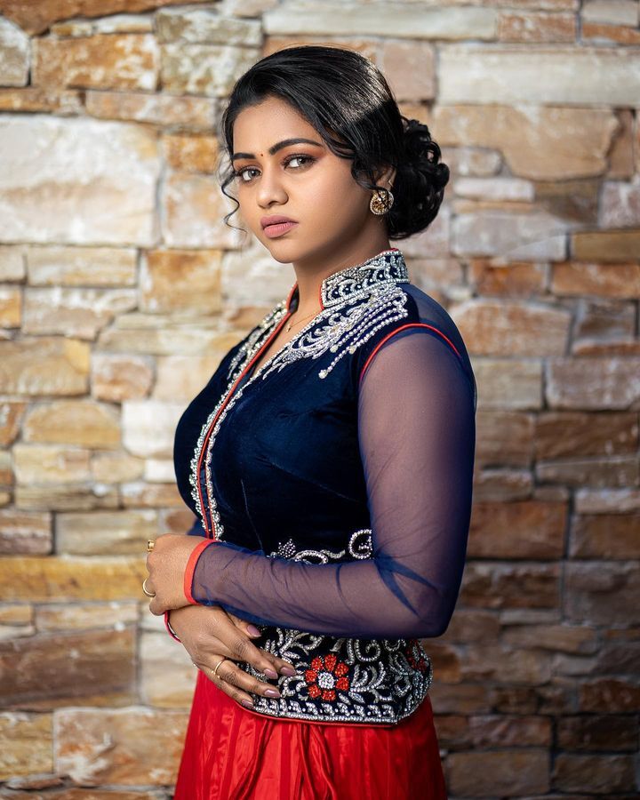 PHOTOS : காணாமல் போய் திரும்ப கிடைத்த ஐ-போனுடன்.. போஸ் கொடுத்த ஷாலு ஷாமு.. அட்வைஸ் பண்ணும் நெட்டிசன்கள்..  