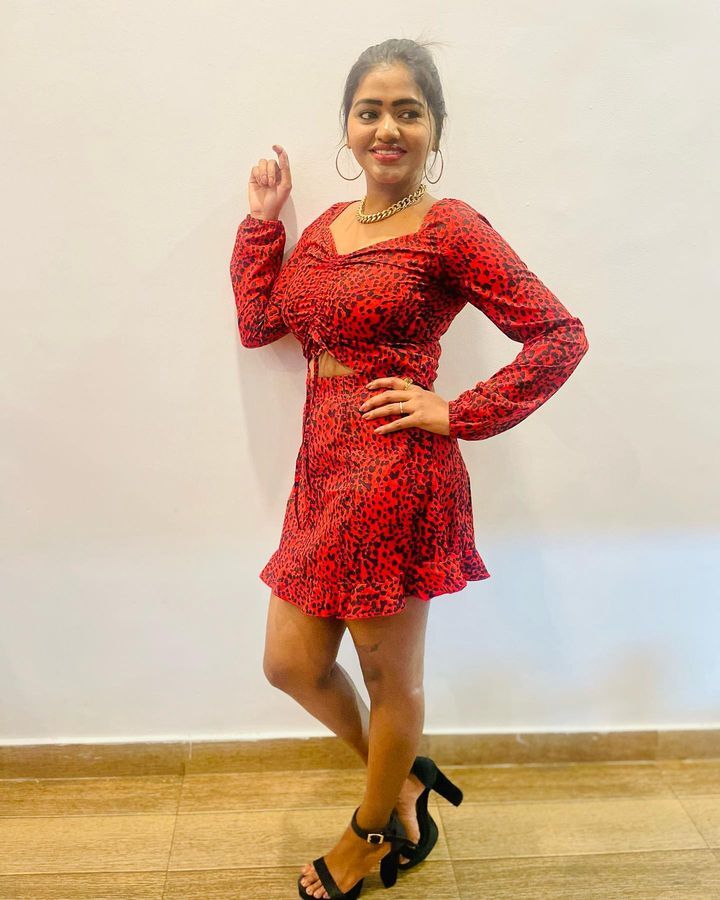 PHOTOS : காணாமல் போய் திரும்ப கிடைத்த ஐ-போனுடன்.. போஸ் கொடுத்த ஷாலு ஷாமு.. அட்வைஸ் பண்ணும் நெட்டிசன்கள்..  