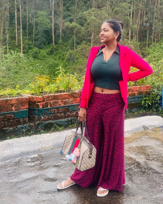 PHOTOS : காணாமல் போய் திரும்ப கிடைத்த ஐ-போனுடன்.. போஸ் கொடுத்த ஷாலு ஷாமு.. அட்வைஸ் பண்ணும் நெட்டிசன்கள்..  