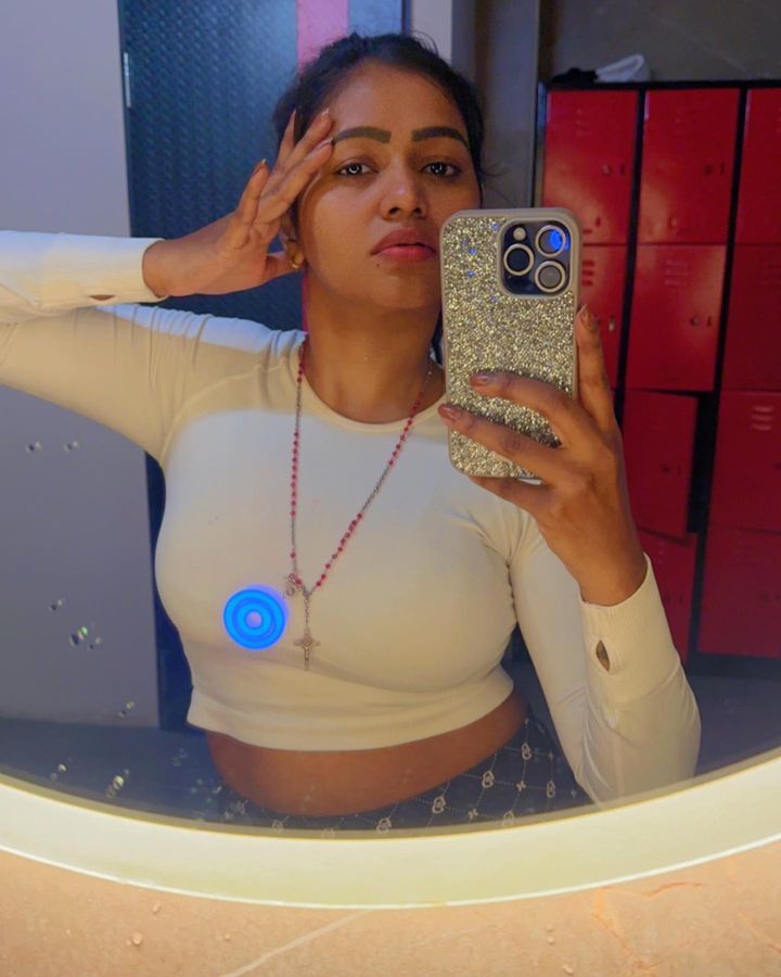 PHOTOS : காணாமல் போய் திரும்ப கிடைத்த ஐ-போனுடன்.. போஸ் கொடுத்த ஷாலு ஷாமு.. அட்வைஸ் பண்ணும் நெட்டிசன்கள்..  