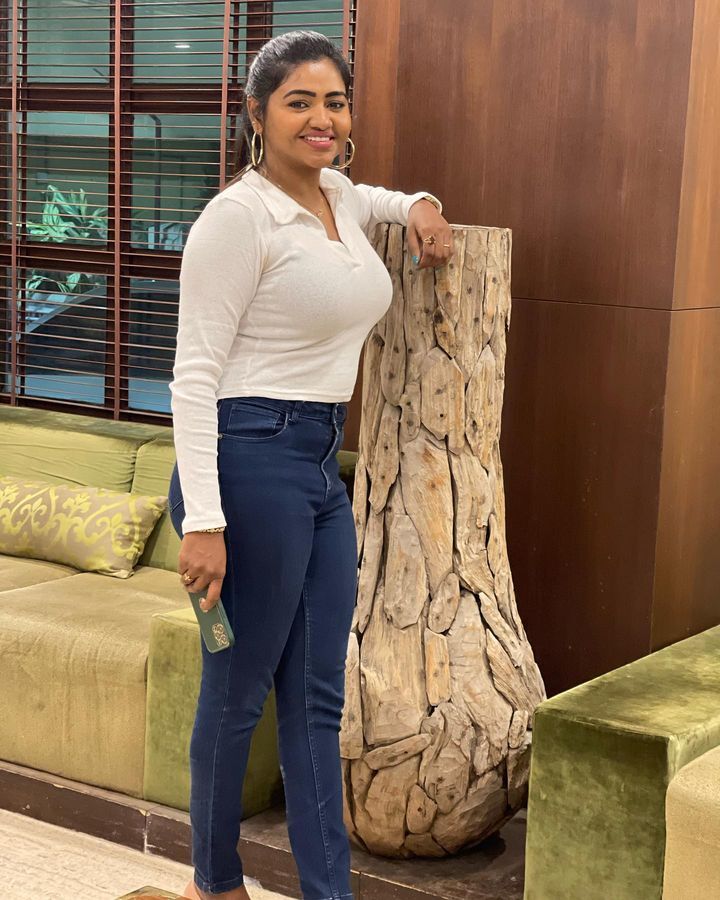 PHOTOS : காணாமல் போய் திரும்ப கிடைத்த ஐ-போனுடன்.. போஸ் கொடுத்த ஷாலு ஷாமு.. அட்வைஸ் பண்ணும் நெட்டிசன்கள்..  