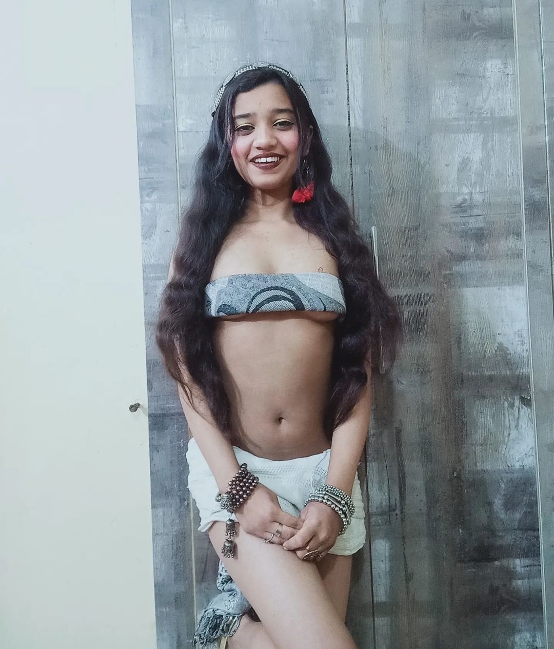'दिल्ली मेट्रो गर्ल' की Bold फोटोज देख, शर्मा जाएगी उर्फी जावेद भी, 19 साल की लड़की ने मचाई सनसनी
