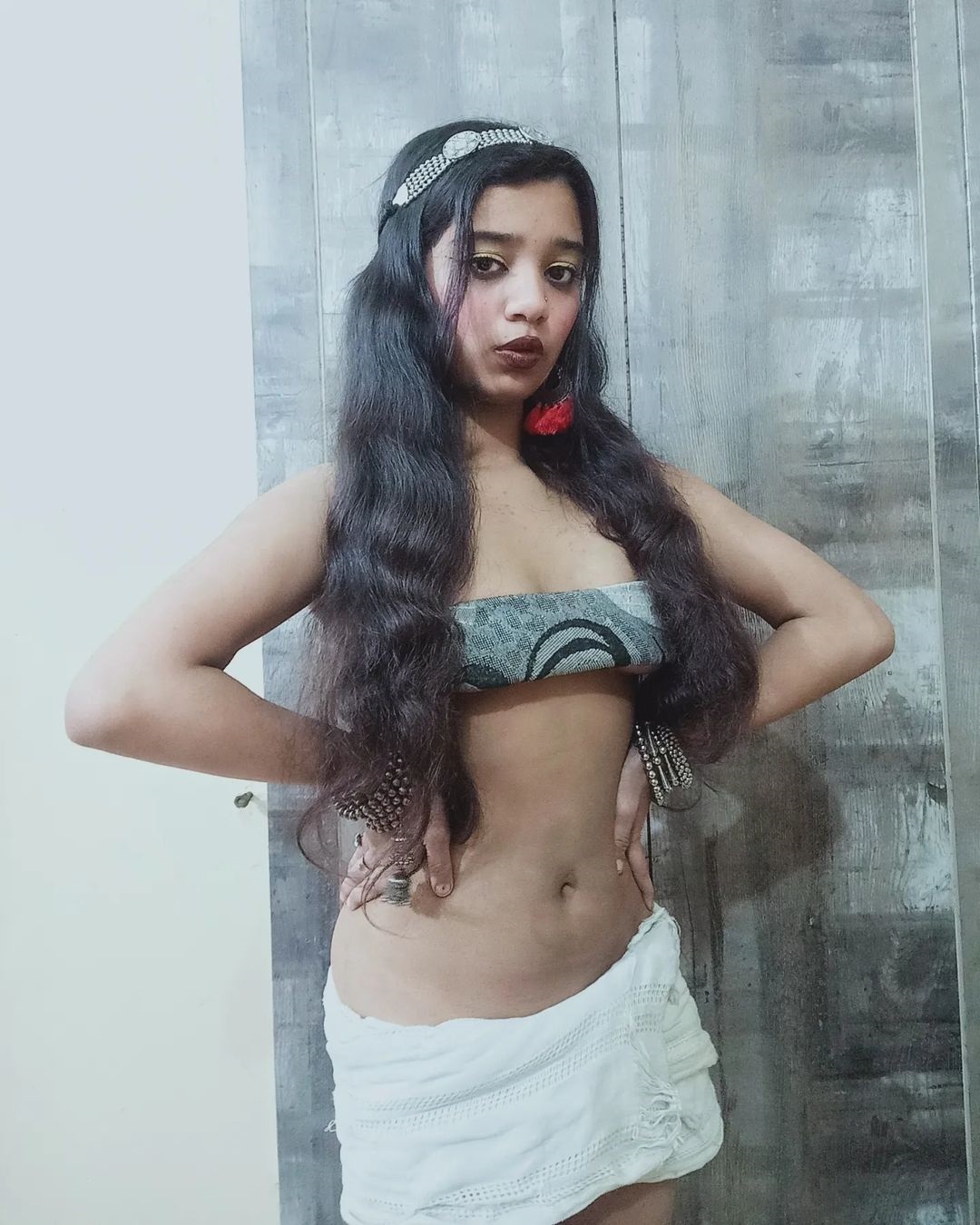'दिल्ली मेट्रो गर्ल' की Bold फोटोज देख, शर्मा जाएगी उर्फी जावेद भी, 19 साल की लड़की ने मचाई सनसनी
