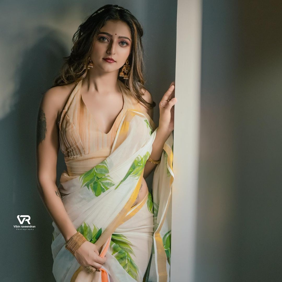 Ashika Asokan: എന്റമ്മോ... പൊളി! ഹോട്ട് ലുക്കിൽ അഷിക അശോകൻ; സോഷ്യൽ മീഡിയയിൽ തരംഗമായി നടിയുടെ ഫോട്ടോഷൂട്ട്