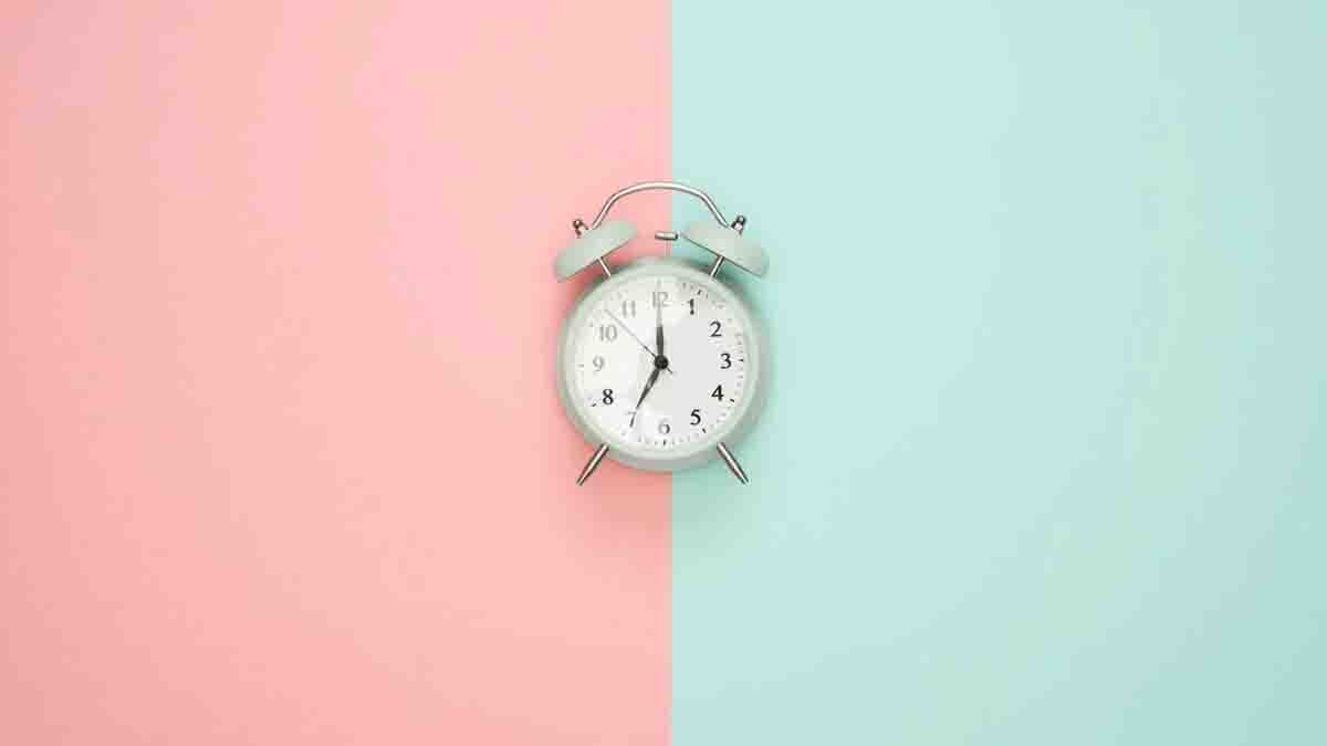 Vastu Tips For Clock: ക്ലോക്കിലെ ബാറ്ററി തീര്‍ന്നോ..? മുട്ടന്‍പണി വരുന്നുണ്ട്