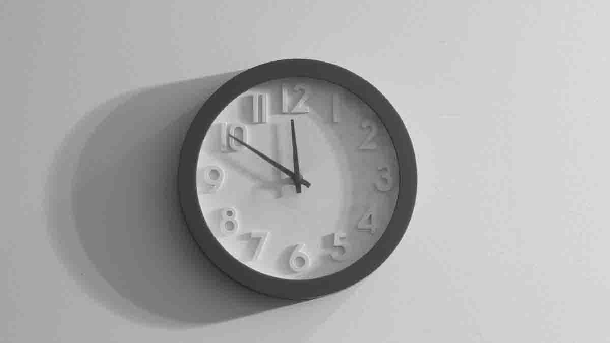 Vastu Tips For Clock: ക്ലോക്കിലെ ബാറ്ററി തീര്‍ന്നോ..? മുട്ടന്‍പണി വരുന്നുണ്ട്