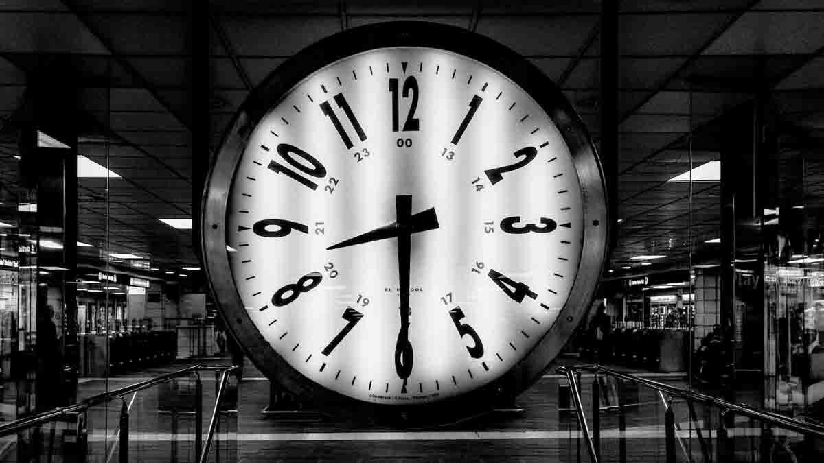 Vastu Tips For Clock: ക്ലോക്കിലെ ബാറ്ററി തീര്‍ന്നോ..? മുട്ടന്‍പണി വരുന്നുണ്ട്