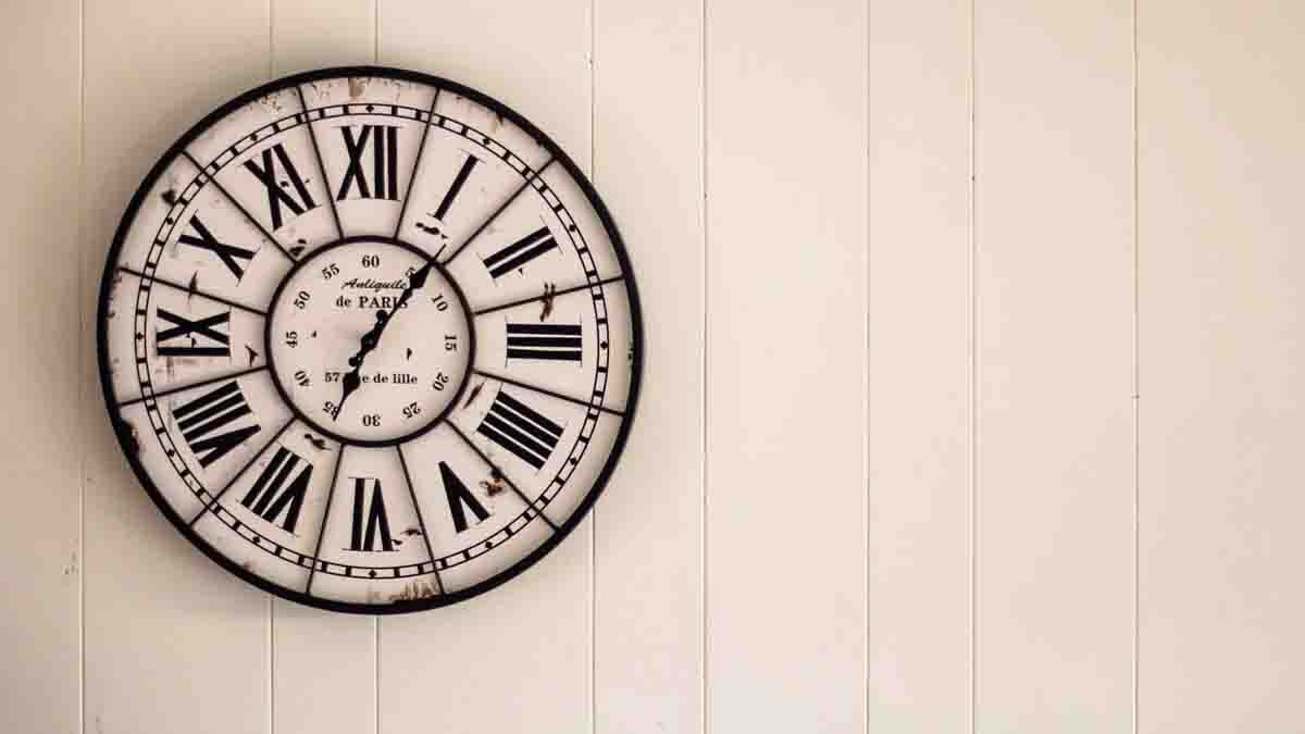 Vastu Tips For Clock: ക്ലോക്കിലെ ബാറ്ററി തീര്‍ന്നോ..? മുട്ടന്‍പണി വരുന്നുണ്ട്