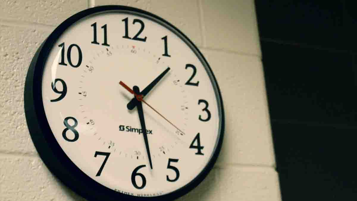 Vastu Tips For Clock: ക്ലോക്കിലെ ബാറ്ററി തീര്‍ന്നോ..? മുട്ടന്‍പണി വരുന്നുണ്ട്
