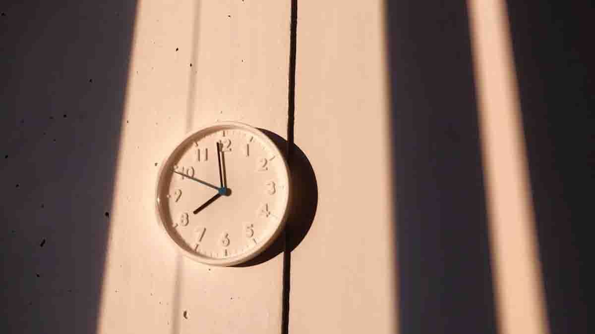 Vastu Tips For Clock: ക്ലോക്കിലെ ബാറ്ററി തീര്‍ന്നോ..? മുട്ടന്‍പണി വരുന്നുണ്ട്